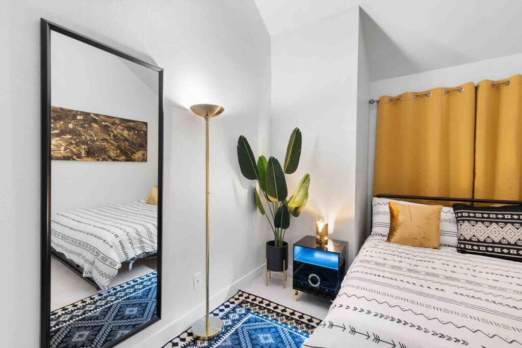 The Hidden Gem, King Bed & Hot Tub! Apartment Chandler Exterior photo