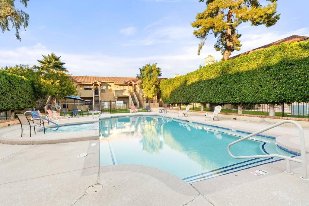 The Hidden Gem, King Bed & Hot Tub! Apartment Chandler Exterior photo
