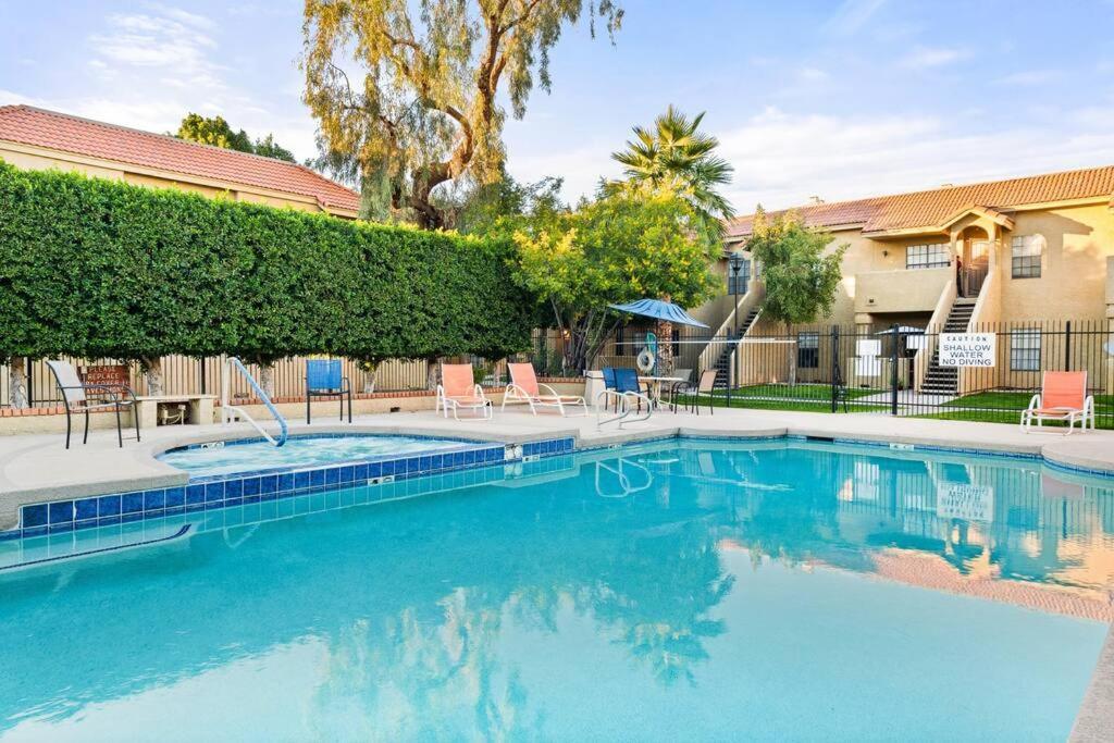 The Hidden Gem, King Bed & Hot Tub! Apartment Chandler Exterior photo